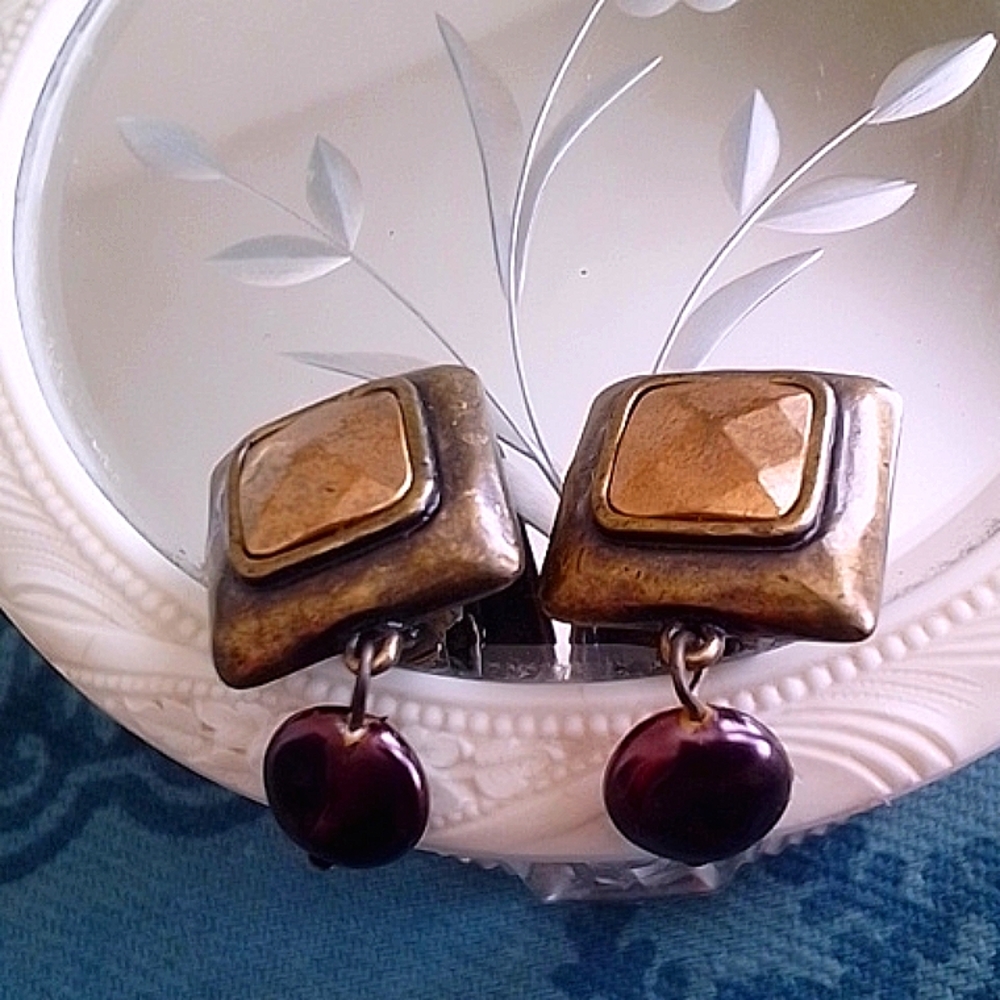 Vintage clip-on earrings in bronze